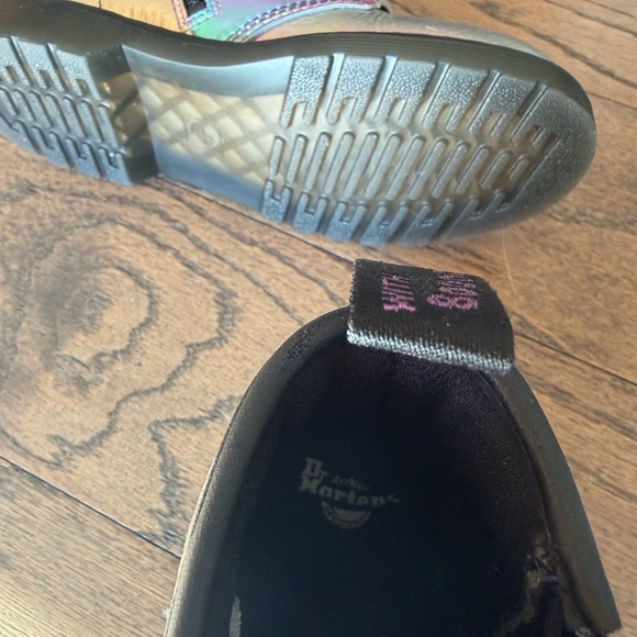 “Rainbow crinkle” Iridescent Lace-Up Big Kids Dr. Martins - Picture 7 of 9
